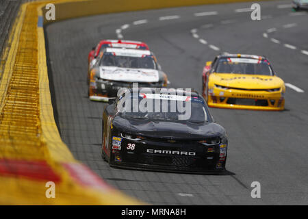 Concord, North Carolina, Stati Uniti d'America. 26 Maggio, 2018. JJ Yeley (38) porta la sua auto attraverso le spire durante il Alsco 300 a Charlotte Motor Speedway in concordia, North Carolina. Credito: Chris Owens Asp Inc/ASP/ZUMA filo/Alamy Live News Foto Stock