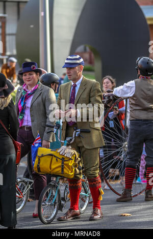 Ballarat, Victoria, Australia 27 Maggio 2018 - i partecipanti nell'annuale BLM Tweed Ride abito nel loro migliore dapper ed elegante tweed per un giro attraverso Ballarat belle strade.Il tweed ride è parte del patrimonio Ballarat Weekend. Credito: Brett keating/Alamy Live News Foto Stock