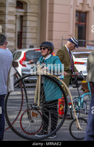 Ballarat, Victoria, Australia 27 Maggio 2018 - i partecipanti nell'annuale BLM Tweed Ride abito nel loro migliore dapper ed elegante tweed per un giro attraverso Ballarat belle strade.Il tweed ride è parte del patrimonio Ballarat Weekend. Credito: Brett keating/Alamy Live News Foto Stock