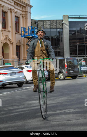 Ballarat, Victoria, Australia 27 Maggio 2018 - i partecipanti nell'annuale BLM Tweed Ride abito nel loro migliore dapper ed elegante tweed per un giro attraverso Ballarat belle strade.Il tweed ride è parte del patrimonio Ballarat Weekend. Credito: Brett keating/Alamy Live News Foto Stock