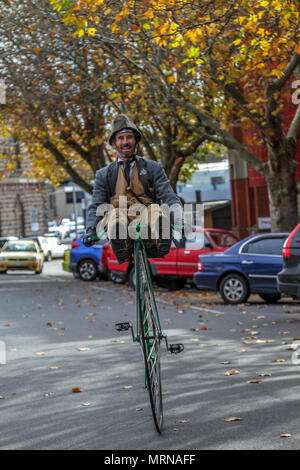 Ballarat, Victoria, Australia 27 Maggio 2018 - i partecipanti nell'annuale BLM Tweed Ride abito nel loro migliore dapper ed elegante tweed per un giro attraverso Ballarat belle strade.Il tweed ride è parte del patrimonio Ballarat Weekend. Credito: Brett keating/Alamy Live News Foto Stock