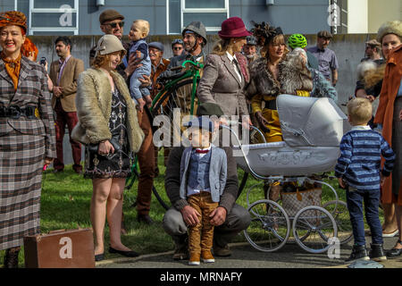 Ballarat, Victoria, Australia 27 Maggio 2018 - i partecipanti nell'annuale BLM Tweed Ride abito nel loro migliore dapper ed elegante tweed per un giro attraverso Ballarat belle strade.Il tweed ride è parte del patrimonio Ballarat Weekend. Credito: Brett keating/Alamy Live News Foto Stock