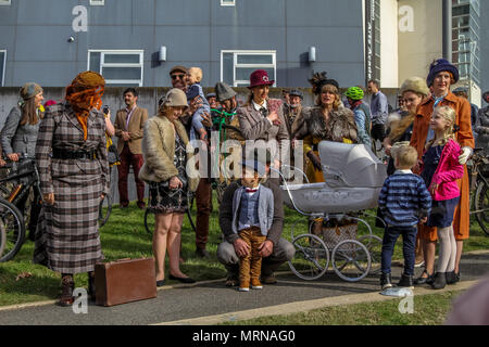 Ballarat, Victoria, Australia 27 Maggio 2018 - i partecipanti nell'annuale BLM Tweed Ride abito nel loro migliore dapper ed elegante tweed per un giro attraverso Ballarat belle strade.Il tweed ride è parte del patrimonio Ballarat Weekend. Credito: Brett keating/Alamy Live News Foto Stock