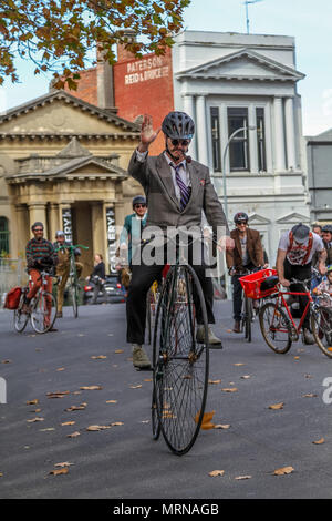 Ballarat, Victoria, Australia 27 Maggio 2018 - i partecipanti nell'annuale BLM Tweed Ride abito nel loro migliore dapper ed elegante tweed per un giro attraverso Ballarat belle strade.Il tweed ride è parte del patrimonio Ballarat Weekend. Credito: Brett keating/Alamy Live News Foto Stock