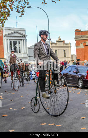 Ballarat, Victoria, Australia 27 Maggio 2018 - i partecipanti nell'annuale BLM Tweed Ride abito nel loro migliore dapper ed elegante tweed per un giro attraverso Ballarat belle strade.Il tweed ride è parte del patrimonio Ballarat Weekend. Credito: Brett keating/Alamy Live News Foto Stock