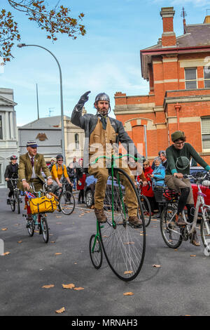 Ballarat, Victoria, Australia 27 Maggio 2018 - i partecipanti nell'annuale BLM Tweed Ride abito nel loro migliore dapper ed elegante tweed per un giro attraverso Ballarat belle strade.Il tweed ride è parte del patrimonio Ballarat Weekend. Credito: Brett keating/Alamy Live News Foto Stock