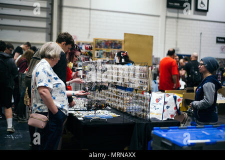 Londra, Regno Unito. 26 Maggio, 2018. Gli ospiti, partecipanti celebrità a MCM London Comic Con in estate, maggio 2018. I fan si sono riuniti per celebrare la cultura popolare con i colloqui, mostre, ingaggi e meetups. © Simone re/ Alamy Live News Foto Stock