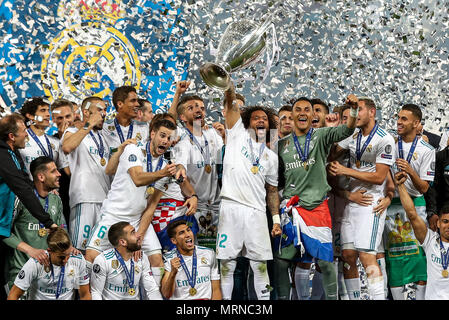 Kiev Stadio Olimpico, Kiev, Ucraina. 26 Maggio, 2018. Finale di UEFA Champions League, Real Madrid contro il Liverpool; Marcelo del Real Madrid solleva il trofeo per festeggiare la conquista del credito finale: Azione Plus sport/Alamy Live News Foto Stock