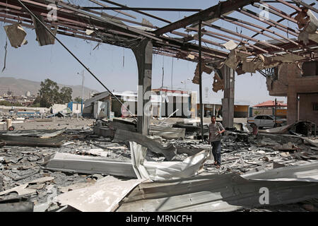 Sanaa, Yemen. 27 Maggio, 2018. Un yemenita ispeziona un distrutto stazione di benzina dopo che esso è stato colpito dalla Saudi-led le incursioni aeree sulla periferia di Sanaa, Yemen, 27 maggio 2018. Credito: Hani Al-Ansi/dpa/Alamy Live News Foto Stock