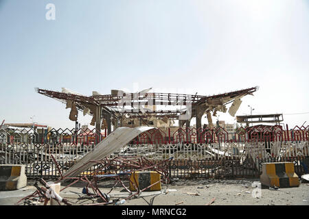 Sanaa, Yemen. 27 Maggio, 2018. Un distrutto una stazione di benzina è visto dopo che esso è stato colpito dalla Saudi-led le incursioni aeree sulla periferia di Sanaa, Yemen, 27 maggio 2018. Credito: Hani Al-Ansi/dpa/Alamy Live News Foto Stock