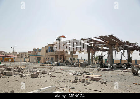 Sanaa, Yemen. 27 Maggio, 2018. Un distrutto una stazione di benzina è visto dopo che esso è stato colpito dalla Saudi-led le incursioni aeree sulla periferia di Sanaa, Yemen, 27 maggio 2018. Credito: Hani Al-Ansi/dpa/Alamy Live News Foto Stock