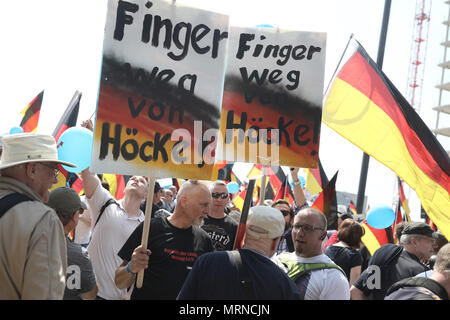 27 maggio 2018, Germania Berlino: contestatori hold up lettura segni "Finger weg von Hoecke' (lit. "Hands off Hoecke'). I sostenitori del partito alternativa per la Germania (AFD) protestare presso la stazione ferroviaria centrale sotto lo slogan "Zukunft Deutschland ' (lit. "Futuro Germania"). Foto: Kay Nietfeld/dpa Credito: dpa picture alliance/Alamy Live News Foto Stock