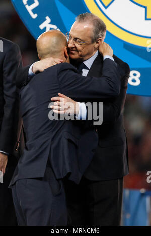 Kiev, Ucraina. 26 Maggio, 2018. Real Madrid Presidente Florentino Perez si congratula con il Real Madrid Manager Zinedine Zidane dopo la finale di UEFA Champions League match tra il Real Madrid e il Liverpool a Olimpiyskiy National Sports Complex su 26 Maggio 2018 a Kiev, Ucraina. (Foto di Daniel Chesterton/phcimages.com) Credit: Immagini di PHC/Alamy Live News Foto Stock