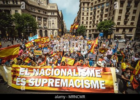 Barcellona, Spagna. 27 Maggio 2018: dimostranti marzo con le loro bandiere e cartelli attraverso la città di Barcellona per protestare contro il catalano il movimento separatista sotto lo slogan "Senza parità non c è pace' Credit: Matthias Oesterle/Alamy Live News Foto Stock