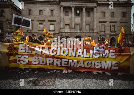 Barcellona, Spagna. 27 Maggio 2018: dimostranti marzo con le loro bandiere e cartelli attraverso la città di Barcellona per protestare contro il catalano il movimento separatista sotto lo slogan "Senza parità non c è pace' Credit: Matthias Oesterle/Alamy Live News Foto Stock