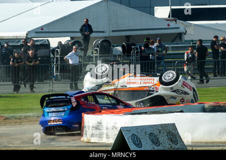 Silverstone 26 Maggio 2018: grigio per iniziare la bank holiday con pioggia seguita dal pomeriggio di sole. I visitatori hanno guardato una raccolta dei migliori del mondo i driver ( Mattias Ekstrom, Petter Solberg Sebastien Loeb) dietro la ruota come hanno accelerato dal 0-60mph in due secondi più veloce di una vettura di Formula 1 durante il debutto Speedmachine evento tenutosi nel corso del maggio Spring bank holiday weekend. ©Clifford Norton Alamy Live News. Foto Stock