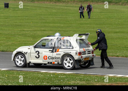 Silverstone 26 Maggio 2018: grigio per iniziare la bank holiday con pioggia seguita dal pomeriggio di sole. I visitatori hanno guardato una raccolta dei migliori del mondo i driver ( Mattias Ekstrom, Petter Solberg Sebastien Loeb) dietro la ruota come hanno accelerato dal 0-60mph in due secondi più veloce di una vettura di Formula 1 durante il debutto Speedmachine evento tenutosi nel corso del maggio Spring bank holiday weekend. ©Clifford Norton Alamy Live News. Foto Stock