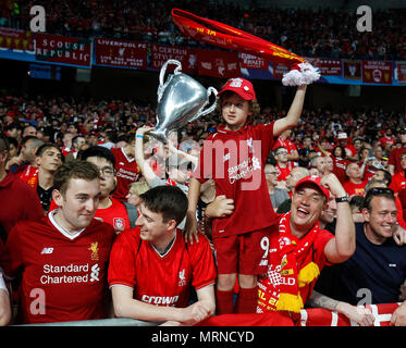 Kiev, Ucraina. 26 Maggio, 2018. Tifosi del Liverpool prima della finale di UEFA Champions League match tra il Real Madrid e il Liverpool a Olimpiyskiy National Sports Complex su 26 Maggio 2018 a Kiev, Ucraina. (Foto di Daniel Chesterton/phcimages.com) Credit: Immagini di PHC/Alamy Live News Foto Stock