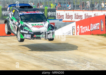 Silverstone 26 Maggio 2018: grigio per iniziare la bank holiday con pioggia seguita dal pomeriggio di sole. I visitatori hanno guardato una raccolta dei migliori del mondo i driver ( Mattias Ekstrom, Petter Solberg Sebastien Loeb) dietro la ruota come hanno accelerato dal 0-60mph in due secondi più veloce di una vettura di Formula 1 durante il debutto Speedmachine evento tenutosi nel corso del maggio Spring bank holiday weekend. ©Clifford Norton Alamy Live News. Foto Stock