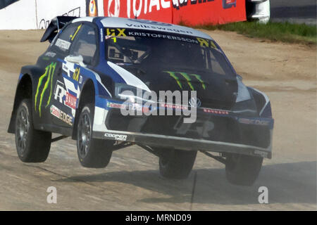 Silverstone 26 Maggio 2018: grigio per iniziare la bank holiday con pioggia seguita dal pomeriggio di sole. I visitatori hanno guardato una raccolta dei migliori del mondo i driver ( Mattias Ekstrom, Petter Solberg Sebastien Loeb) dietro la ruota come hanno accelerato dal 0-60mph in due secondi più veloce di una vettura di Formula 1 durante il debutto Speedmachine evento tenutosi nel corso del maggio Spring bank holiday weekend. ©Clifford Norton Alamy Live News. Foto Stock