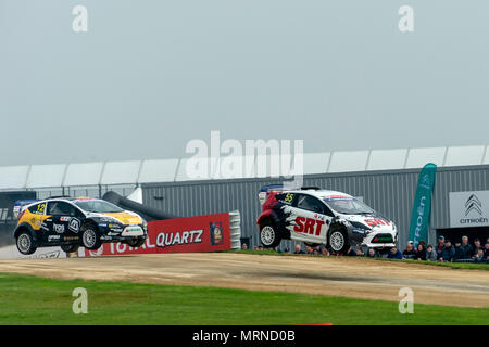 Silverstone 26 Maggio 2018: grigio per iniziare la bank holiday con pioggia seguita dal pomeriggio di sole. I visitatori hanno guardato una raccolta dei migliori del mondo i driver ( Mattias Ekstrom, Petter Solberg Sebastien Loeb) dietro la ruota come hanno accelerato dal 0-60mph in due secondi più veloce di una vettura di Formula 1 durante il debutto Speedmachine evento tenutosi nel corso del maggio Spring bank holiday weekend. ©Clifford Norton Alamy Live News. Foto Stock