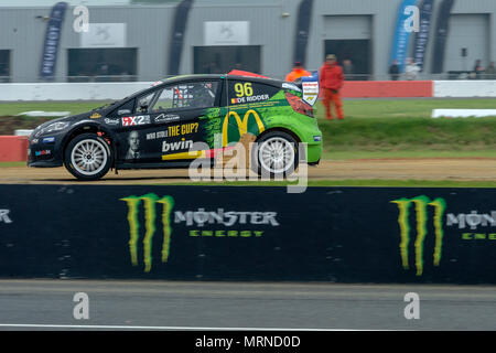 Silverstone 26 Maggio 2018: grigio per iniziare la bank holiday con pioggia seguita dal pomeriggio di sole. I visitatori hanno guardato una raccolta dei migliori del mondo i driver ( Mattias Ekstrom, Petter Solberg Sebastien Loeb) dietro la ruota come hanno accelerato dal 0-60mph in due secondi più veloce di una vettura di Formula 1 durante il debutto Speedmachine evento tenutosi nel corso del maggio Spring bank holiday weekend. ©Clifford Norton Alamy Live News. Foto Stock