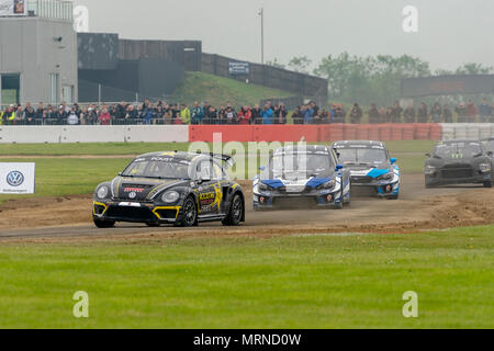 Silverstone 26 Maggio 2018: grigio per iniziare la bank holiday con pioggia seguita dal pomeriggio di sole. I visitatori hanno guardato una raccolta dei migliori del mondo i driver ( Mattias Ekstrom, Petter Solberg Sebastien Loeb) dietro la ruota come hanno accelerato dal 0-60mph in due secondi più veloce di una vettura di Formula 1 durante il debutto Speedmachine evento tenutosi nel corso del maggio Spring bank holiday weekend. ©Clifford Norton Alamy Live News. Foto Stock