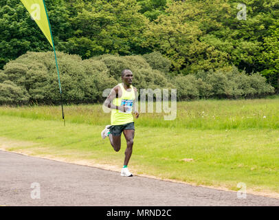 Maratona di Edimburgo Festival, 26 maggio 2018. Gosford station wagon, East Lothian, Scozia, Regno Unito. Elite maratona keniano runner, Benjamin Kiptoo Kolum con i piedi in aria che conduce al km 18, è stato il vincitore della gara con un nuovo record per questo evento di 2 ore 33 minuti e 13 secondi Foto Stock