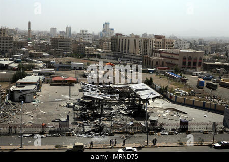 Sanaa, Yemen. 27 Maggio, 2018. Foto prendere il 27 Maggio 2018 mostra la rovina della sede dello stato-run Oil Company dopo che essa è stata colpita da incursioni aeree in Sanaa, Yemen, il 27 maggio 2018. Almeno quattro civili sono stati uccisi quando Saudi-led incursioni aeree della coalizione ha colpito la sede dello stato-run Oil Company e casali vicini nella capitale yemenita Sanaa sabato sera, funzionari residenti e soccorritori detto. Credito: Mohammed Mohammed/Xinhua/Alamy Live News Foto Stock