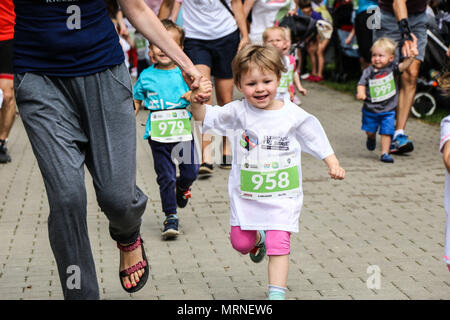 Olsztyn, Polonia. 27 Maggio, 2018. I bambini partecipare al divertente gioco durante il 2018 Olsztyn ETU Triathlon Sprint Campionati Europei di Olsztyn, Polonia settentrionale, 27 maggio, 2018. Circa 800 triatleti hanno partecipato all'evento di quest'anno. Credito: Chen Xu/Xinhua/Alamy Live News Foto Stock