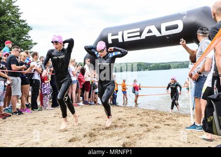 Olsztyn, Polonia. 27 Maggio, 2018. Triatleti competere nel 2018 Olsztyn ETU Triathlon Sprint Campionati Europei di Olsztyn, Polonia settentrionale, 27 maggio, 2018. Circa 800 triatleti hanno partecipato all'evento di quest'anno. Credito: Chen Xu/Xinhua/Alamy Live News Foto Stock