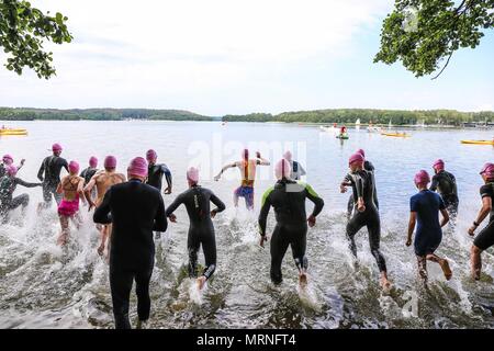 Olsztyn, Polonia. 27 Maggio, 2018. Triatleti competere nel 2018 Olsztyn ETU Triathlon Sprint Campionati Europei di Olsztyn, Polonia settentrionale, 27 maggio, 2018. Circa 800 triatleti hanno partecipato all'evento di quest'anno. Credito: Chen Xu/Xinhua/Alamy Live News Foto Stock