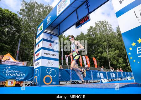 Olsztyn, Polonia. 27 Maggio, 2018. Un triatleta compete nel 2018 Olsztyn ETU Triathlon Sprint Campionati Europei di Olsztyn, Polonia settentrionale, 27 maggio, 2018. Circa 800 triatleti hanno partecipato all'evento di quest'anno. Credito: Chen Xu/Xinhua/Alamy Live News Foto Stock