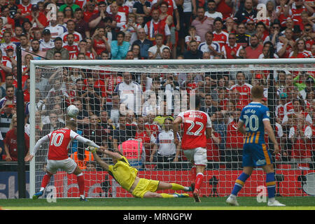 Londra, Regno Unito. 27 Maggio, 2018. Dean Henderson , il portiere della città di Shrewsbury salva un David palla di Rotherham Regno (L) a pena. EFL Skybet Football League uno play off , finale Rotherham Regno v Shrewsbury Town allo Stadio di Wembley a Londra domenica 27 maggio 2018. Questa immagine può essere utilizzata solo per scopi editoriali. Solo uso editoriale, è richiesta una licenza per uso commerciale. Nessun uso in scommesse, giochi o un singolo giocatore/club/league pubblicazioni. pic da Steffan Bowen/ Andrew Orchard fotografia sportiva/Alamy Live news Credito: Andrew Orchard fotografia sportiva/Alamy Live News Foto Stock