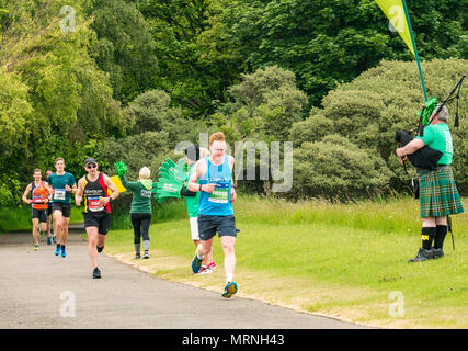 Festival della maratona di Edimburgo, 26 maggio 2018. Gosford Estate, East Lothian, Scozia, Regno Unito. Maratona corridori e uomo in kilt giocando cornamuse Foto Stock