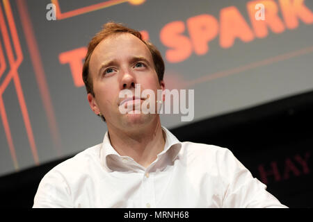 Festival di fieno, Hay on Wye, Regno Unito - Maggio 2018 - Matt Hancock MP il Segretario di Stato per il digitale, cultura, mezzi di comunicazione e lo sport sul palco del Festival di fieno - - Photo Steven Maggio / Alamy Live News Foto Stock