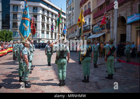 Malaga, Spagna. 27 Maggio, 2018. Lo spagnolo legionari eseguire un omaggio con standars di commemora le Forze Armate Giornata, che si celebra ogni 26 maggio in Spagna.Il braccio spagnolo forze giorno viene celebrato nella città di Malaga con membri delle forze del braccio ha sfilato nel centro della citta'. Credito: Gesù Merida/SOPA Immagini/ZUMA filo/Alamy Live News Foto Stock