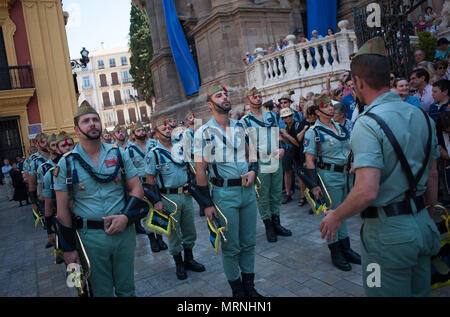 Malaga, Spagna. 27 Maggio, 2018. Lo spagnolo legionari preparare prima di iniziare la sfilata che commemora le Forze Armate il giorno che il suo celebrato ogni 26 maggio in Spagna.Il braccio spagnolo forze giorno viene celebrato nella città di Malaga con membri delle forze del braccio ha sfilato nel centro della citta'. Credito: Gesù Merida/SOPA Immagini/ZUMA filo/Alamy Live News Foto Stock