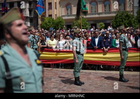 Malaga, Spagna. 27 Maggio, 2018. La gente guarda la parata dietro una grande bandiera spagnola spagnolo come legionari prendere parte in una sfilata che commemora le Forze Armate il giorno che il suo celebrato ogni 26 maggio in Spagna.Il braccio spagnolo forze giorno viene celebrato nella città di Malaga con membri delle forze del braccio ha sfilato nel centro della citta'. Credito: Gesù Merida/SOPA Immagini/ZUMA filo/Alamy Live News Foto Stock