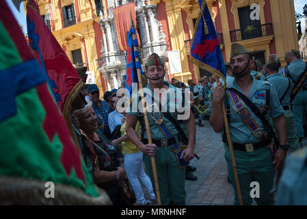 Malaga, Spagna. 27 Maggio, 2018. Lo spagnolo legionari preparare prima di iniziare la sfilata che commemora le Forze Armate il giorno che il suo celebrato ogni 26 maggio in Spagna.Il braccio spagnolo forze giorno viene celebrato nella città di Malaga con membri delle forze del braccio ha sfilato nel centro della citta'. Credito: Gesù Merida/SOPA Immagini/ZUMA filo/Alamy Live News Foto Stock