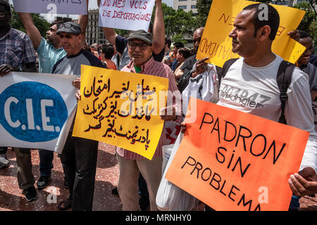 Barcellona, Spagna. 27 Maggio, 2018. Diversi manifestanti con poster all'inizio della dimostrazione. Più di 3 mila persone hanno dimostrato nel centro di Barcellona a sostegno delle persone che volontariamente prendere 37 giorni bloccato in La Massana school di Barcellona per chiedere la cittadinanza spagnola senza la necessità di passare qualsiasi test di livello sulla cultura spagnola e la lingua. La protesta si estende anche la petizione per rovesciare il diritto di immigrazione e che regola gli arresti e le espulsioni. Credito: SOPA Immagini limitata/Alamy Live News Foto Stock