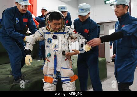 Lanzhou. 16 Maggio, 2018. Taikonaut Chen Dong (C) partecipa a launchpad di evacuazione di emergenza formazione nel nord-ovest della Cina di Provincia di Gansu, 16 maggio 2018. Quindici taikonauts cinesi hanno appena completato il deserto di formazione di sopravvivenza nel profondo del Badain Jaran deserto vicino Jiuquan Satellite Launch Center nel nord ovest della Cina. Organizzato dall'astronauta centro della Cina (ACC), il programma è stato concepito per preparare taikonauts con la capacità di sopravvivere nel deserto in caso la loro capsula di rientro terre al di fuori del target. Credito: Chen Bin/Xinhua/Alamy Live News Foto Stock