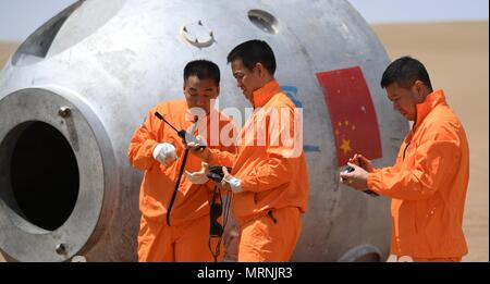 (180527) -- LANZHOU, 27 maggio 2018 (Xinhua) -- Taikonauts Nie Haisheng (C), Zhang Xiaoguang (L) e Liu Wang partecipare in un deserto di formazione di sopravvivenza nel Badain Jaran deserto nel nord-ovest della Cina di Provincia di Gansu, 17 maggio 2018. Quindici taikonauts cinesi hanno appena completato il deserto di formazione di sopravvivenza nel profondo del Badain Jaran deserto vicino Jiuquan Satellite Launch Center nel nord ovest della Cina. Organizzato dall'astronauta centro della Cina (ACC), il programma è stato concepito per preparare taikonauts con la capacità di sopravvivere nel deserto in caso la loro capsula di rientro terre al di fuori del target. (X Foto Stock