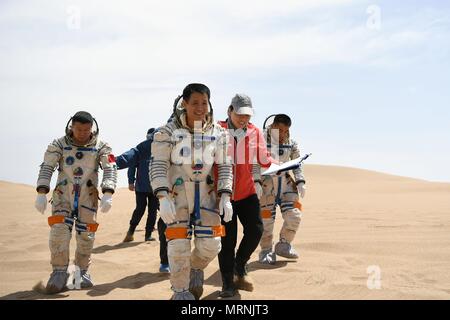 (180527) -- LANZHOU, 27 maggio 2018 (Xinhua) -- Taikonauts Nie Haisheng (terza R), Liu Wang (1L) e Zhang Xiaoguang (1R) partecipano in un deserto di formazione di sopravvivenza nel Badain Jaran deserto nel nord-ovest della Cina di Provincia di Gansu, 17 maggio 2018. Quindici taikonauts cinesi hanno appena completato il deserto di formazione di sopravvivenza nel profondo del Badain Jaran deserto vicino Jiuquan Satellite Launch Center nel nord ovest della Cina. Organizzato dall'astronauta centro della Cina (ACC), il programma è stato concepito per preparare taikonauts con la capacità di sopravvivere nel deserto in caso la loro capsula di rientro terra Foto Stock