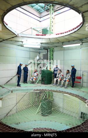 (180527) -- LANZHOU, 27 maggio 2018 (Xinhua) -- Taikonauts Liu Wang (3 L), Nie Haisheng (terza R) e Zhang Xiaoguang 2a (R) a partecipare a launchpad di evacuazione di emergenza formazione nel nord-ovest della Cina di Provincia di Gansu, 16 maggio 2018. Quindici taikonauts cinesi hanno appena completato il deserto di formazione di sopravvivenza nel profondo del Badain Jaran deserto vicino Jiuquan Satellite Launch Center nel nord ovest della Cina. Organizzato dall'astronauta centro della Cina (ACC), il programma è stato concepito per preparare taikonauts con la capacità di sopravvivere nel deserto in caso la loro capsula di rientro terre al di fuori del target. (Xinhu Foto Stock