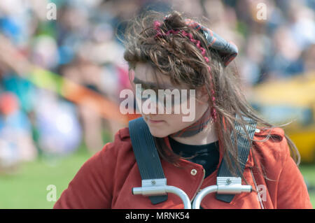 Glasgow, Scotland, Regno Unito. 27 Maggio, 2018. Musicista femmina al Carmunnock International Highland Games che celebra la tradizionale cultura scozzese con una processione di strada del capotribù ed atleti, eventi pesanti compresi putt di pietra, sfida caber & covone passo, altri eventi log includono il pugilato, stick fighting & wrestling, musica eventi includono Eaglesham Fiddlers, San Francesco Pipe Band e Highland Dancing e viene trattenuto nel pittoresco villaggio di conservazione di Carmunnock. Credito: Berretto Alamy/Live News Foto Stock