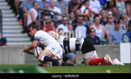 Stadio di Twickenham, Londra, Regno Unito. 27 Maggio, 2018. Internazionale di Rugby friendly, Inghilterra contro i barbari; Chris Ashton dei barbari e George Ford di Inghilterra dive sulla sfera oltre la linea di provare a credito: Azione Sport Plus/Alamy Live News Foto Stock