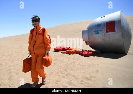 Lanzhou. 22 Maggio, 2018. Taikonaut Wang Yaping partecipa in un deserto di formazione di sopravvivenza nel Badain Jaran deserto nel nord-ovest della Cina di Provincia di Gansu, 22 maggio 2018. Quindici taikonauts cinesi hanno appena completato il deserto di formazione di sopravvivenza nel profondo del Badain Jaran deserto vicino Jiuquan Satellite Launch Center nel nord ovest della Cina. Organizzato dall'astronauta centro della Cina (ACC), il programma è stato concepito per preparare taikonauts con la capacità di sopravvivere nel deserto in caso la loro capsula di rientro terre al di fuori del target. Credito: Chen Bin/Xinhua/Alamy Live News Foto Stock