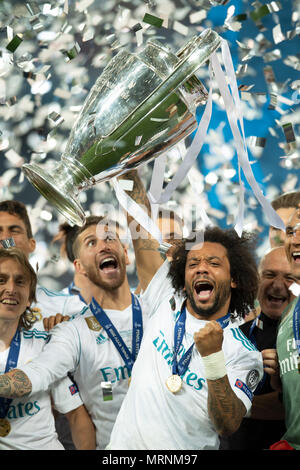 Marcelo Vieira da Silva Junior del Real Madrid con trofeo durante la finale di UEFA Champions League match tra il Real Madrid CF 3-1 Liverpool FC a NSC Olimpiyskiy Stadium di Kiev, in Ucraina, il 26 maggio 2018. Credito: Maurizio Borsari/AFLO/Alamy Live News Foto Stock