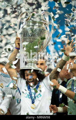 Marcelo Vieira da Silva Junior del Real Madrid con trofeo durante la finale di UEFA Champions League match tra il Real Madrid CF 3-1 Liverpool FC a NSC Olimpiyskiy Stadium di Kiev, in Ucraina, il 26 maggio 2018. Credito: Maurizio Borsari/AFLO/Alamy Live News Foto Stock